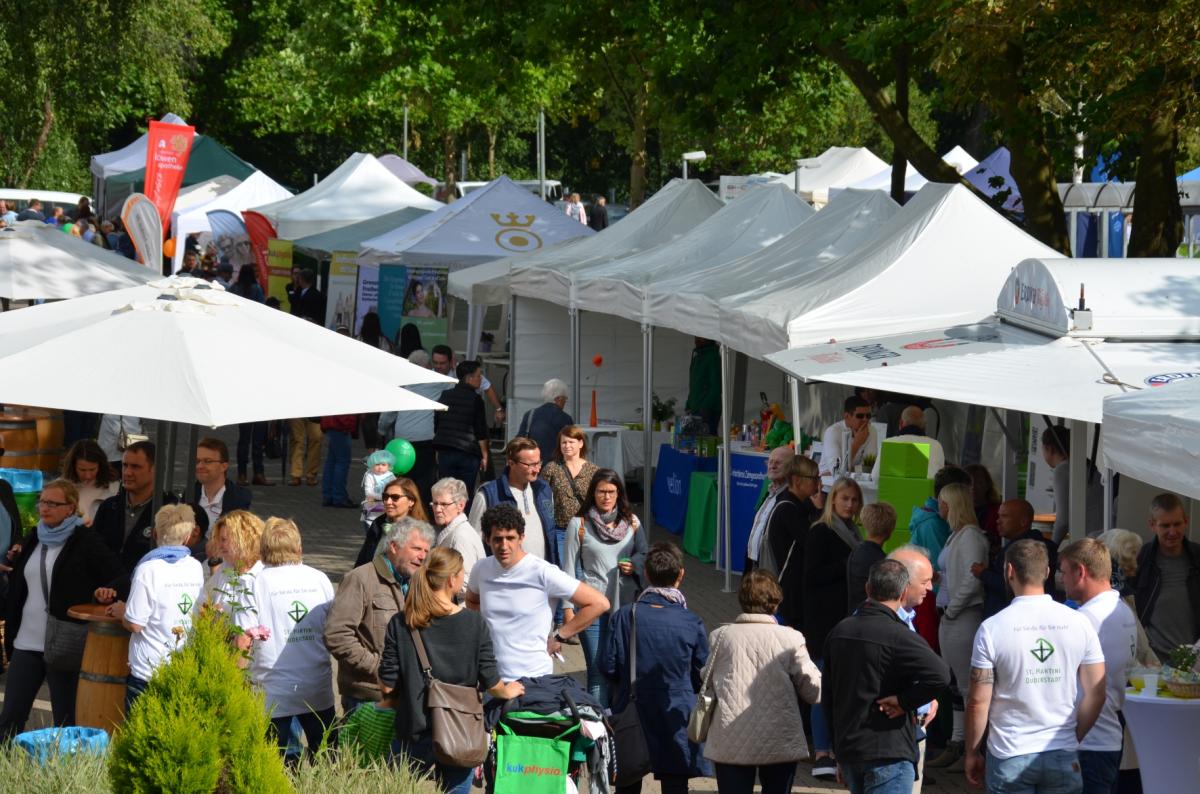 Besucherandrang bei Sonnenschein rund um St. Martini. Besucherandrang bei Sonnenschein rund um St. Martini.