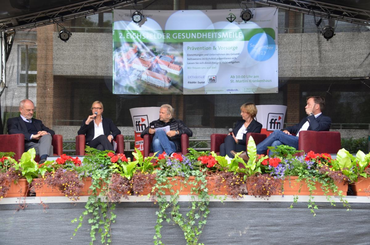 Bürgermeister Wolfgang Nolte, stv. Staatssekretärin Claudia Schröder aus dem Sozialministerium Nds., ffn-Moderator Peter-Michael Zernechel, Nds. Ärztekammerpräsidentin Dr. Martina Wenker und Krankenhausgeschäftsführer Markus Kohlstedde sprechen über die Zukunft der Gesundheitsregion Eichsfeld. Bürgermeister Wolfgang Nolte, stv. Staatssekretärin Claudia Schröder aus dem Sozialministerium Nds., ffn-Moderator Peter-Michael Zernechel, Nds. Ärztekammerpräsidentin Dr. Martina Wenker und Krankenhausgeschäftsführer Markus Kohlstedde sprechen über die Zukunft der Gesundheitsregion Eichsfeld.