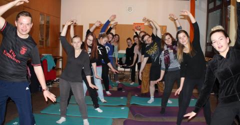 Schülerinnen und Schüler der Gesundheits- und Krankenpflegeschule im St. Martini-Krankenhaus machen Bewegungsübungen auf den neuen Matten.