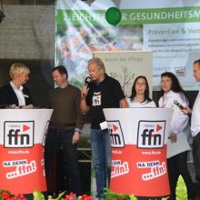 Pflegedienstleiterin (Krankenhaus) Katrin Markert, Malteser-Einrichtungsleiterin Jaqcueline Haase, Pflegeschüler Gerald Scholz, ffn-Moderator Peter-Michael Zernechel, Pflegeschülerin Ronja Thiele, stv. Schulleiterin Angelika Lindner und Pflegedienstleiter (Altenheim) Olaf Barthel geben Einblicke in das Berufsfeld Pflege